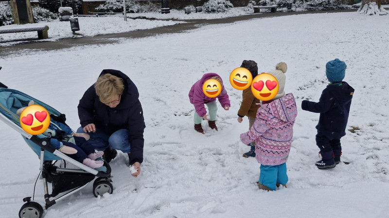 Es schneit, es schneit, kommt alle aus dem Haus
